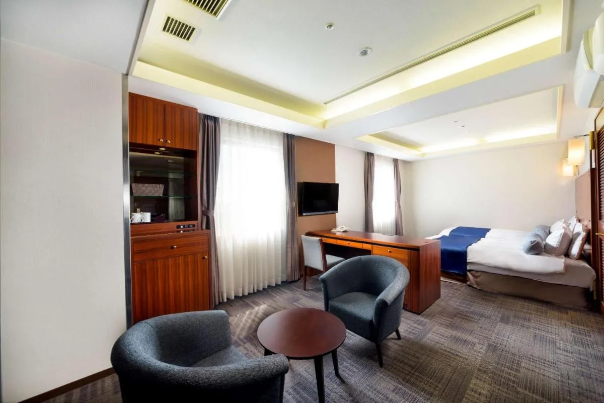 Image 4 of SureStay Plus Hotel by Best Western Shin-Osaka