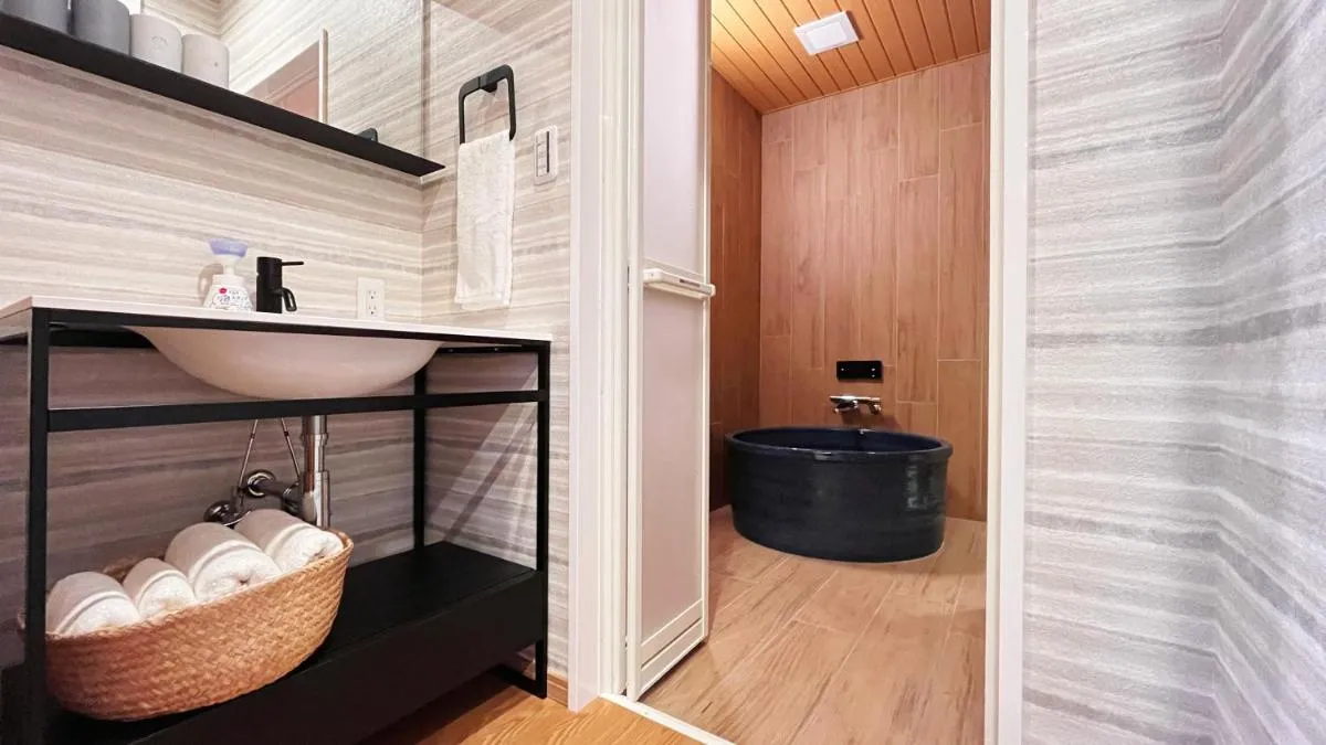 Image 5 of 3-Bedroom Villa Near Subway Direct to Airport Quiet