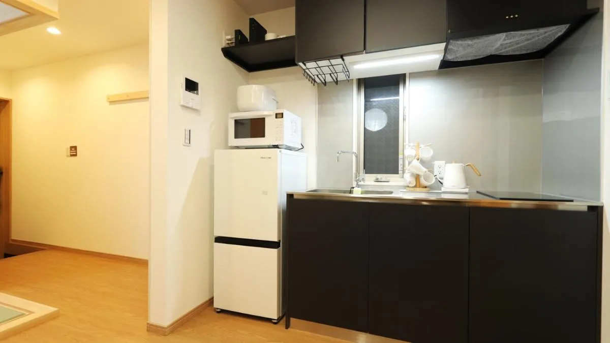 Image 3 of 3-Bedroom Villa Near Subway Direct to Airport Quiet