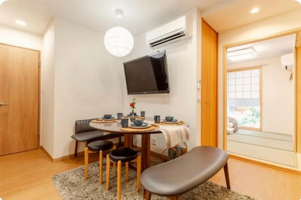 Image 2 of 3-Bedroom Villa Near Subway Direct to Airport Quiet