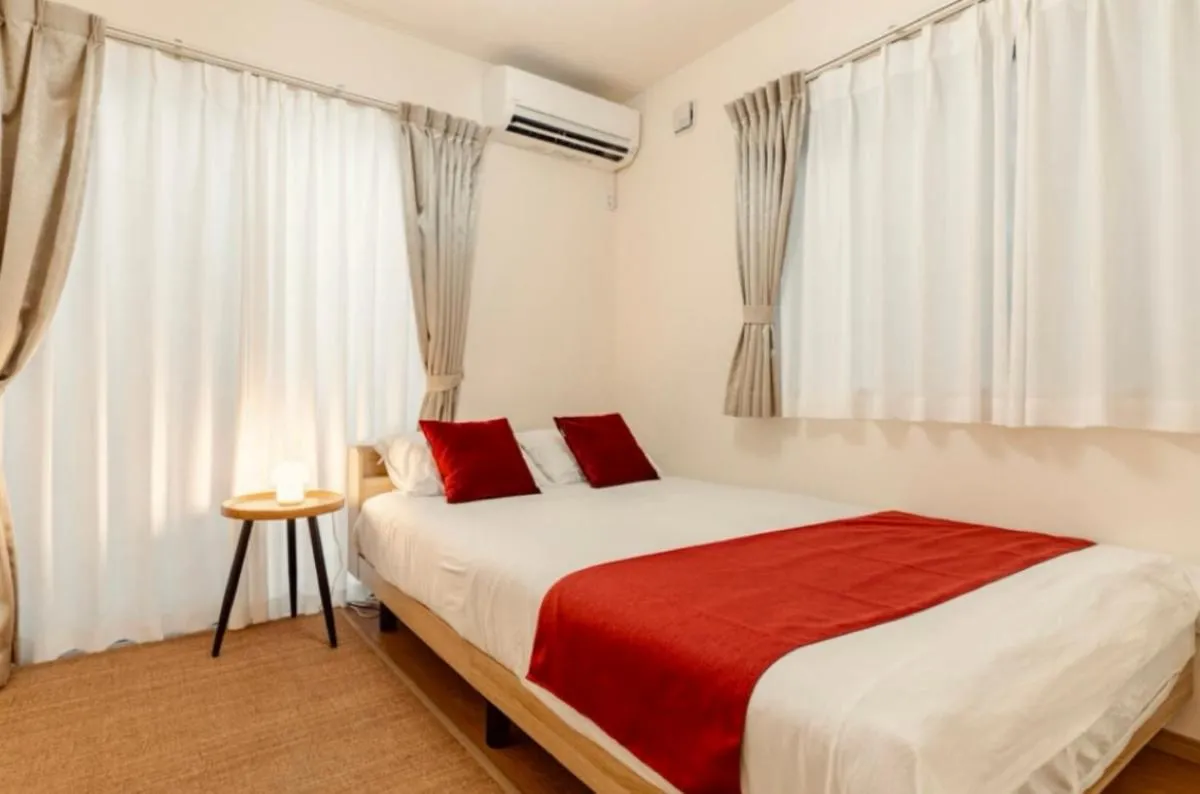 Image 1 of 3-Bedroom Villa Near Subway Direct to Airport Quiet