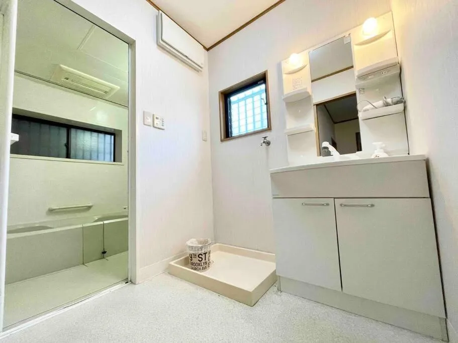 Image 2 of 鶴橋駅徒歩2分 トイレ浴室複数あり3階建て一軒家車庫付き