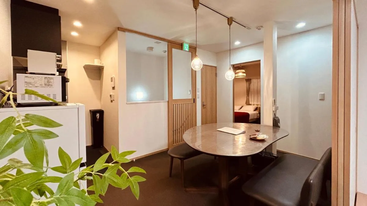 Image 3 of Save Up to Half 7BR 5-Min Walk to Stn