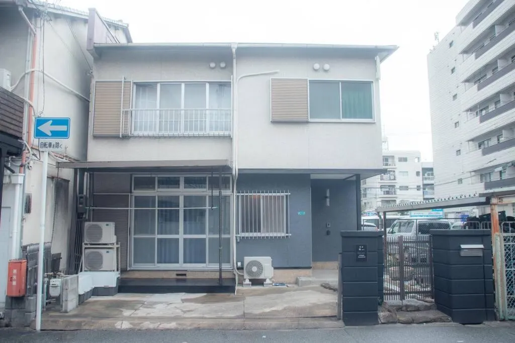 Image 1 of 無料駐車場有り 新大阪駅まで1駅1分 Guest House 橘 東三国,最大14名,最寄り駅まで徒歩5分,2階建て貸切