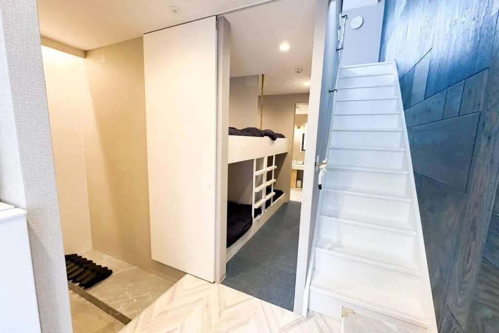 Image 2 of 西九条 Guest House! USJまで電車で5分!西九条駅徒歩3分!最大10人宿泊可能!デザイナーズハウス!2階建て一軒家貸切